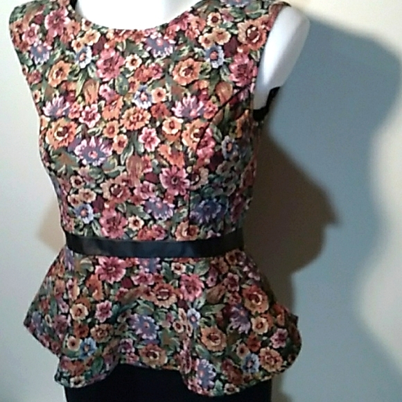 FLORAL TAPESTRY SLEEVELESS TOP BCBGeneration - Picture 2 of 10